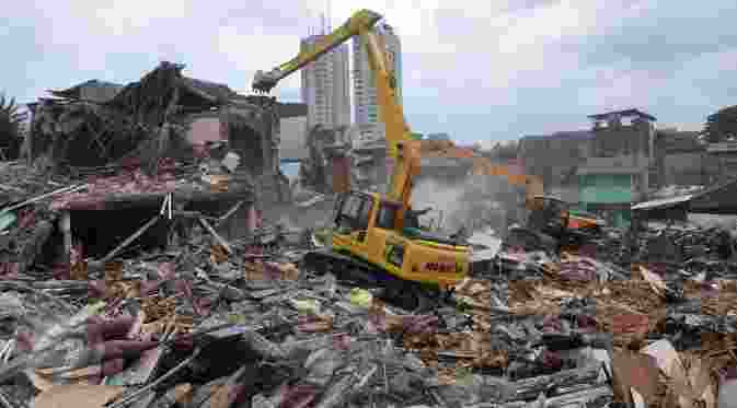 Alat berat dikerahkan untuk meratakan bangunan di kawasan Kalijodo, Jakarta, Senin (29/2). Sebelumnya warga Kalijodo telah dipindahkan untuk dilakukannya perataan kawasan Kalijodo. (liputan7upcash.com/Gempur M Surya)
