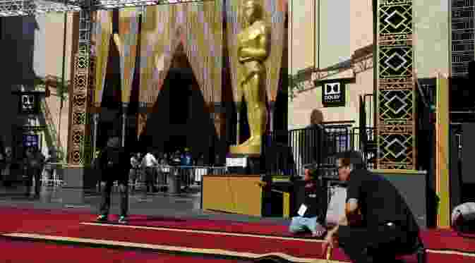 Pekerja saat mengatur area kedatangan di luar Teater Dolby selama persiapan untuk 88 Academy Awards di Hollywood, California (24/2). Piala Oscar akan digelar pada 28 Februari 2016. (REUTERS/Mike Blake)