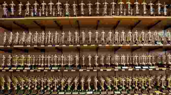 Miniatur patung piala Oscar ditampilkan untuk dijual di toko di sepanjang Hollywood Boulevard sebagai persiapan 88 Academy Awards di Hollywood, California (24/2). Piala Oscar akan digelar pada 28 Februari 2016. (REUTERS/Mike Blake)