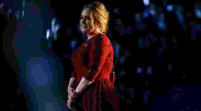 Aksi Adele menghibur penonton di 58 Grammy Awards di Los Angeles, California (15/2). Adele tidak masuk nominasi Grammy Awards 2016, namun album baru keduanya berhasil merebut hati pecinta musik di dunia. REUTERS/Mario Anzuoni)