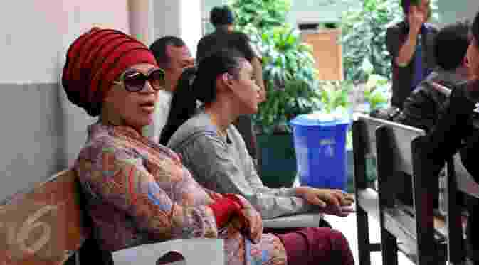Dorce Gamalama saat menghadiri persidangan Hengky Kawilarang di Pengadilan Negeri Jakarta Selatan, Kamis (23/7/2015). Dorce mengaku kehadirannya untuk memberikan dukungan kepada Hengky Kawilarang. (liputan7upcash.com/ Panji Diksana)
