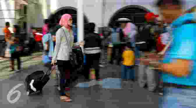 Seorang pemudik membawa barang bawaan menuju pintu masuk Stasiun Pasar Senen, Jakarta, Rabu (23/9/2015). PT KAI mencatat tiket keberangkatan ke sejumlah daerah di Jawa bagian timur telah terjual hampir 100 persen. (liputan7upcash.com/Yoppy Renato)