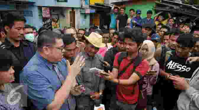 Kuasa Hukum Daeng Azis, Razman Nasution memberikan keterangan pada wartawan saat Sosialisasi Relokasi warga kalijodo Kecamatan Tamboradi, Jakarta, Selasa (16/2). (liputan7upcash.com/Gempur M Surya)