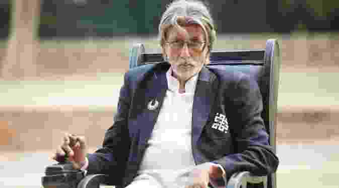 Amitabh Bachchan berperan sebagai Pandit Omkar, seorang master catur yang harus menghabiskan waktunya di atas kursi roda karena kedua kakinya diamputasi, dalam film `Wazir`