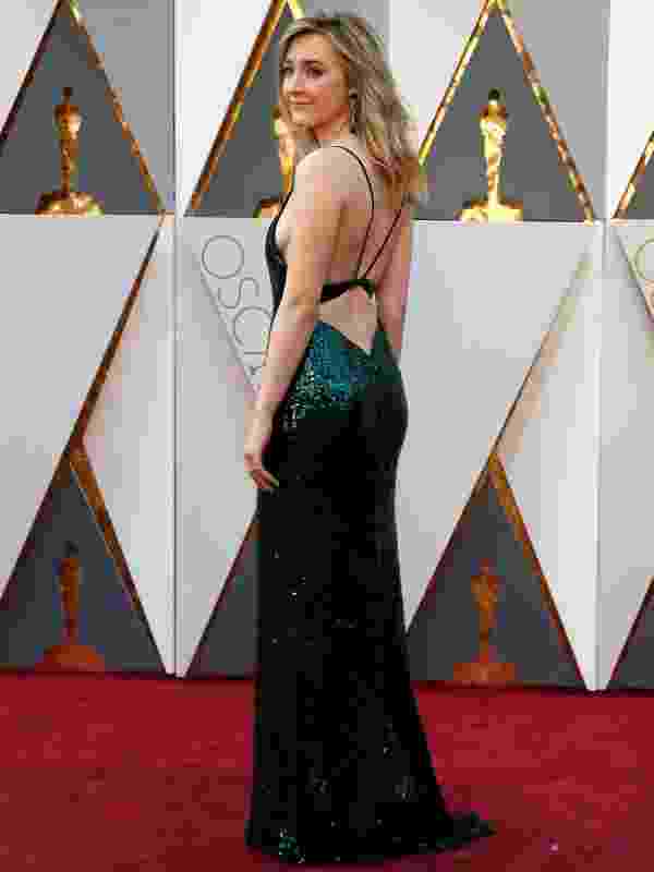 Bintang film 'Brooklyn', Saoirse Ronan membuat seluruh perhatian tertuju padanya di red carpet Oscar 2016 dalam balutan gaun hijau berkilau, di Hollywood & Highland Center, Hollywood, California, Minggu (28/2). (REUTERS/Lucy Nicholson)