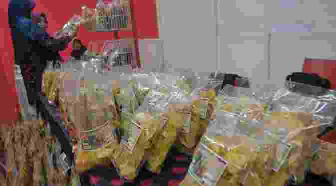 Hasil pertanian yang telah diolah menjadi makanan ringan ikut dipamerkan pada Agrinex Expo ke-9 yang digelar di JCC, Jakarta, Sabtu (21/3/2015). (liputan7upcash.com/Johan Tallo)