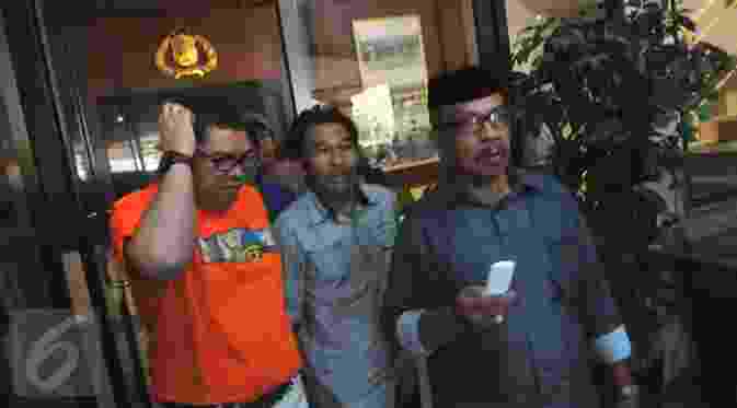 Keluarga Daeng Aziz ditemani pengacaranya, Razman Arif Nasution (kiri), berjalan keluar dari Polres Jakarta Utara, Sabtu (27/2). Mereka datang menjenguk pentolan lokalisasi prostitusi Kalijodo tersebut pasca resmi ditahan. (liputan7upcash.com/Faisal R Syam)