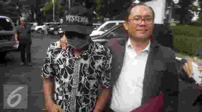 DS (mengenakan topi dan penutup wajah), Korban Saipul Jamil mendatangi Komisi Perlindungan Anak Indonesia (KPAI). [Foto: Hernowo Anggie/liputan7upcash.com]
