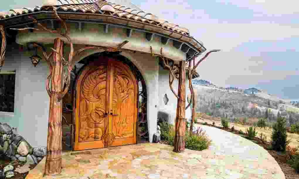 Setibanya di bagian depan rumah, Anda akan disambut oleh sepasang pintu kayu berukir naga yang unik.