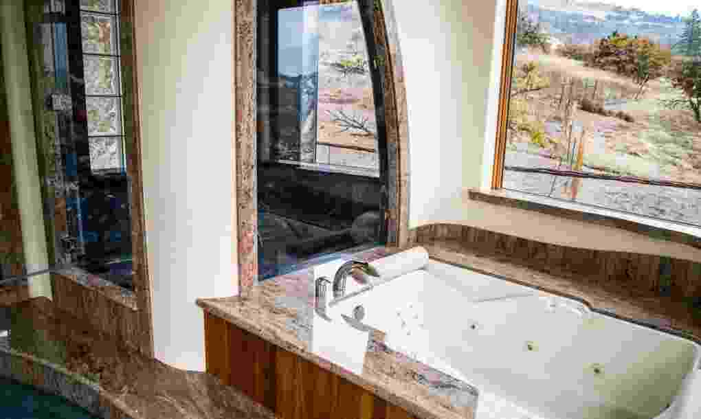 Nuansa alam masih bisa Anda rasakan di interior ruang kamar mandi ini.