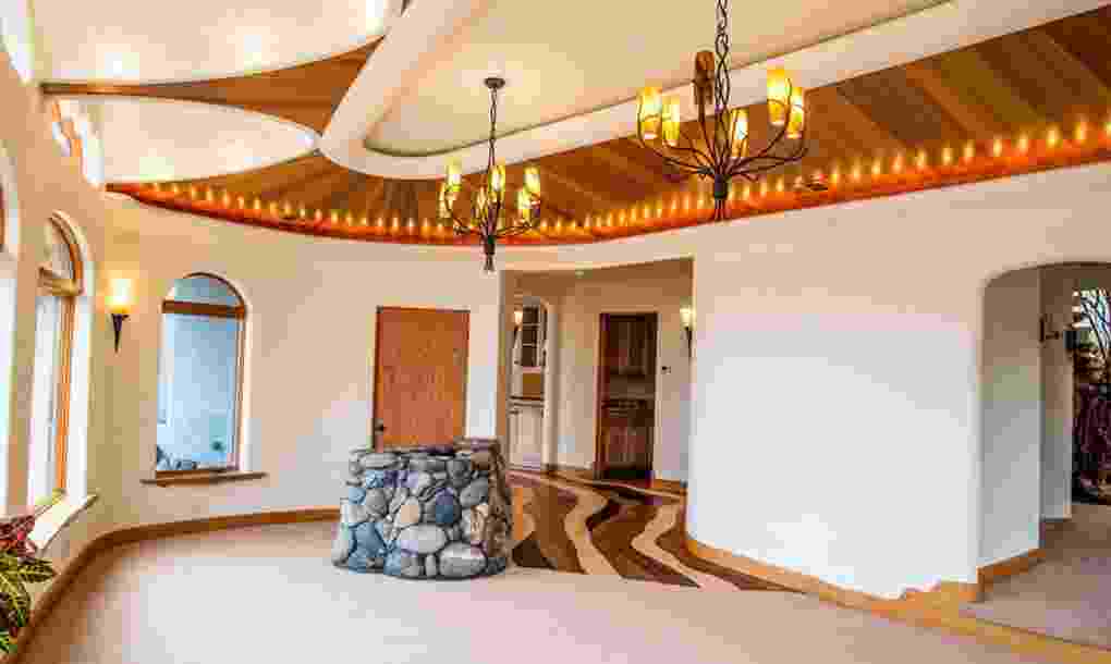  Meski berbalut material kayu dan batu alam, namun lampu gantung dan list pada plafon didesain klasik dan modern.