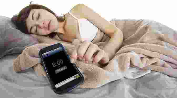 Delapan dari sepuluh pemilik smartphone justru tidur dan membiarkan smartphone-nya berada di atas tempat tidur.