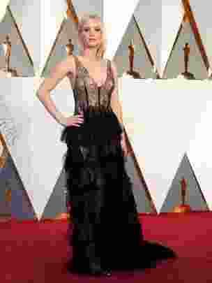 Aktris Jennifer Lawrence tampil dibalut gaun lace hitam saat berpose pada red carpet Oscar 2016, di Hollywood & Highland Center, Hollywood, California, Minggu (28/2). (REUTERS/Lucy Nicholson)
