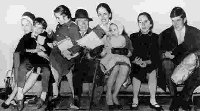 Charlie Chaplin dan istrinya Oona Chaplin, serta anak-anak mereka (Wikipedia)