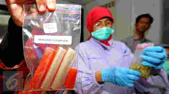 Petugas Badan POM menunjukkan makanan yang mengandung formalin saat inspeksi mendadak di sebuah pasar modern di Pasar Minggu, Jakarta, Kamis (9/7/2015). (liputan7upcash.com/Yoppy Renato)