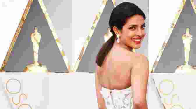 Di ajang penghargaan Oscar 2016, Priyanka Chopra membuat semua mata tertuju padanya. Seperti apa ceritanya?