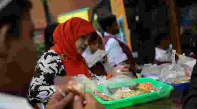 Badan POM melakukan inspeksi mendadak jajanan sekolah mengandung formalin di Jakarta, Senin (13/04/2015). (liputan7upcash.com/Faizal Fanani)