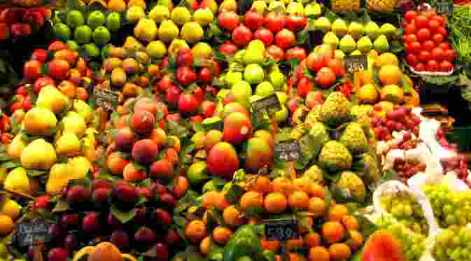 Ilustrasi buah anggur di rak buah-buahan pasar swalayan. (Istimewa)
