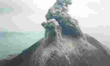 Gunung Anak Krakatau Masih Berstatus Waspada