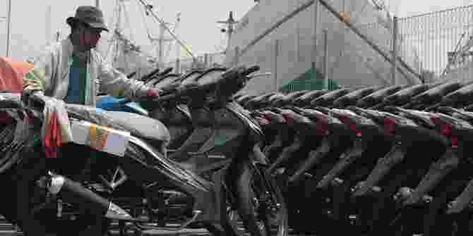 Petugas Dishub Tertibkan Ratusan Motor Parkir Sembarangan Relawan Asian Games