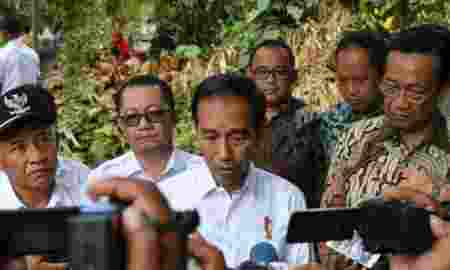 Kunjungi Pengungsian Gempa Lombok Jokowi Gelar Rapat Terbatas