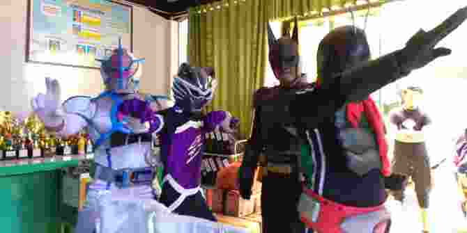 Pakai Kostum Superhero Relawan Menghibur Anak Anak Pengungsi Di Sulteng