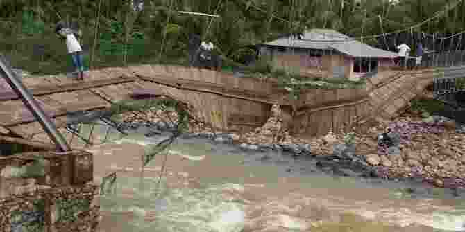 Banjir Bandang Di Padang Tewaskan 2 Warga