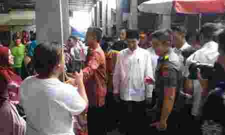 Jokowi Kejutkan Pedagang Dan Pembeli Pasar Induk Sidoarjo