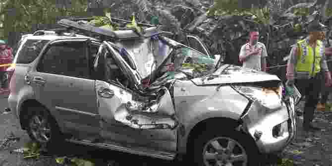 Pohon Tumbang Tewaskan Seorang Penumpang Terios