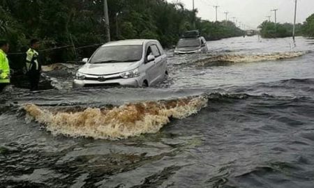 Jalan Lintas Sumatera Terendam Banjir Setinggi 60 Cm