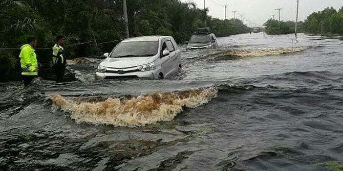 Jalan Lintas Sumatera Terendam Banjir Setinggi 60 Cm