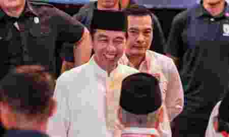 Kunjungan Kerja Ke Jatim Presiden Jokowi Pakai Baju Ala Santri