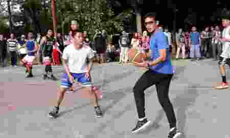 Sandiaga Bermain Basket Pagi Hari Di Manahan