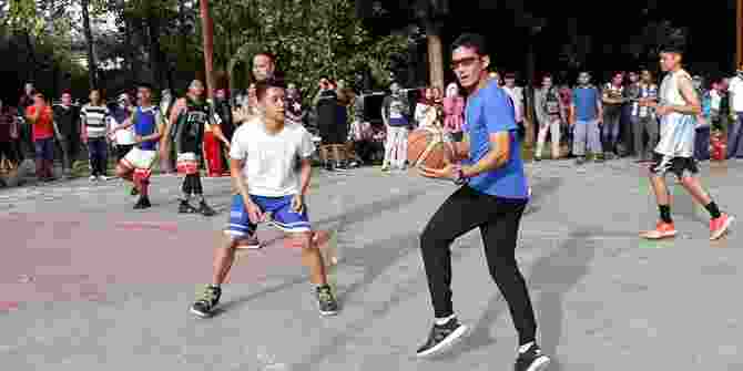 Sandiaga Bermain Basket Pagi Hari Di Manahan