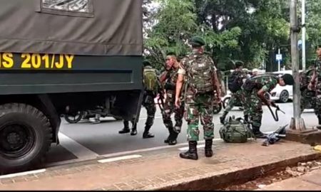 TNI Bersenjata Laras Panjang Lakukan Penjagaan Di Polsek Ciracas