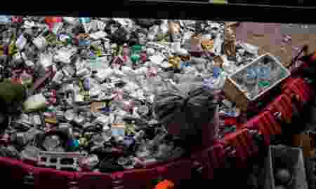 Tangsel Hasilkan Sampah Plastik Hingga 100 Ton Per Hari