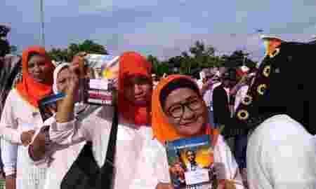 Warga Makassar Rela Menunggu Sejak Pagi Untuk Menyambut Jokowi