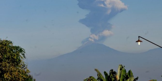 Gunung Merapi Kembali Mengeluarkan Lava Pijar