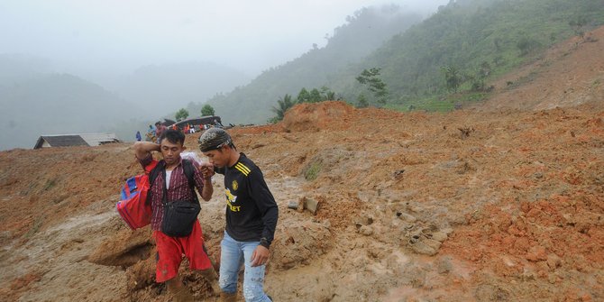 Jalan Magelang Purworejo Tertutup Longsor