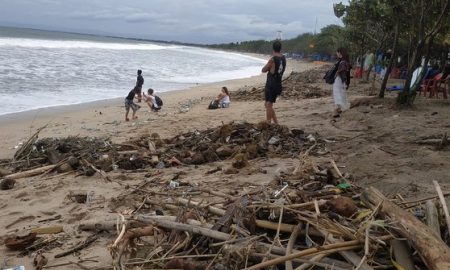 Karena Cuaca Buruk Pantai Kuta Dapat Kiriman Sampah