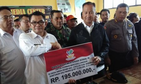 Mensos Beri Santunan Kepada Ahli Waris Korban Longsor Sukabumi