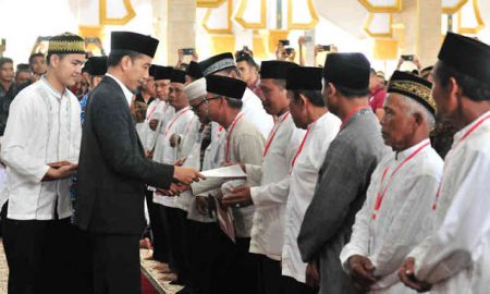 Joko Widodo Membagikan Puluhan Sertifikat Tanah Wakaf di Bengkulu