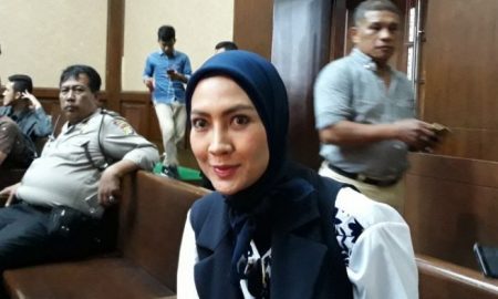 Model Fenny Steffy Burase Datang di Persidangan KPK