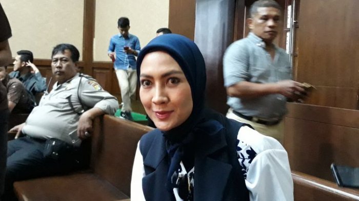 Model Fenny Steffy Burase Datang di Persidangan KPK