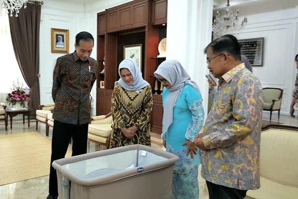 Presiden Joko Widodo Mendadak Menengok Cucu Wapres JK
