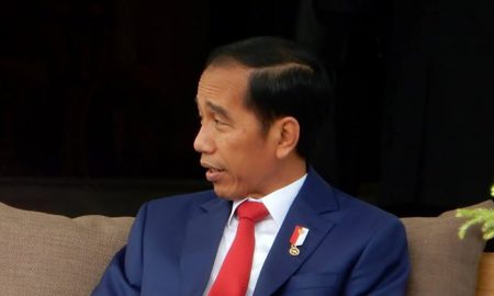 Jokowi Menunjukkan Pertumbuhan Ekonomi Indonesia di Hadapan Pedagang Pasar