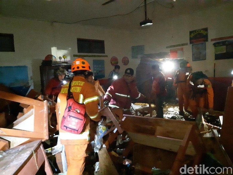 Banjir Bandang Menerjang Bangunan SD di Bandung