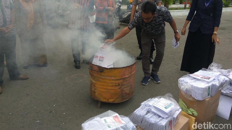 Sebanyak 1275 Surat Suara Dibakar Lantaran Rusak di Banda Aceh